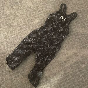 TYR Avictor 2.0 size 28 open back - read description-